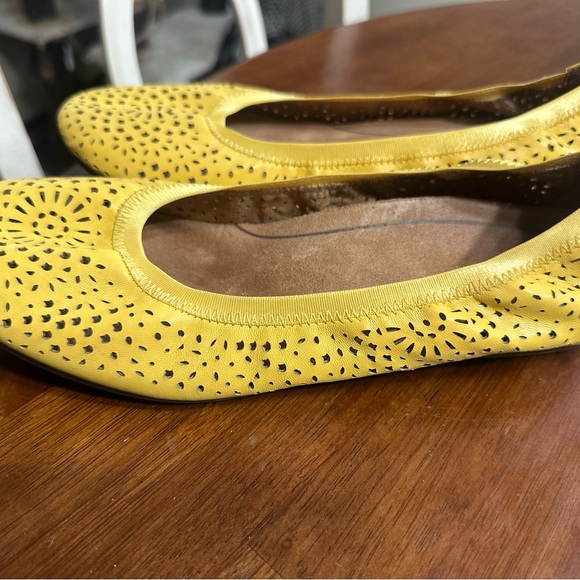 Vionic Yellow‎ Perforated Flats - Picture 6 of 6